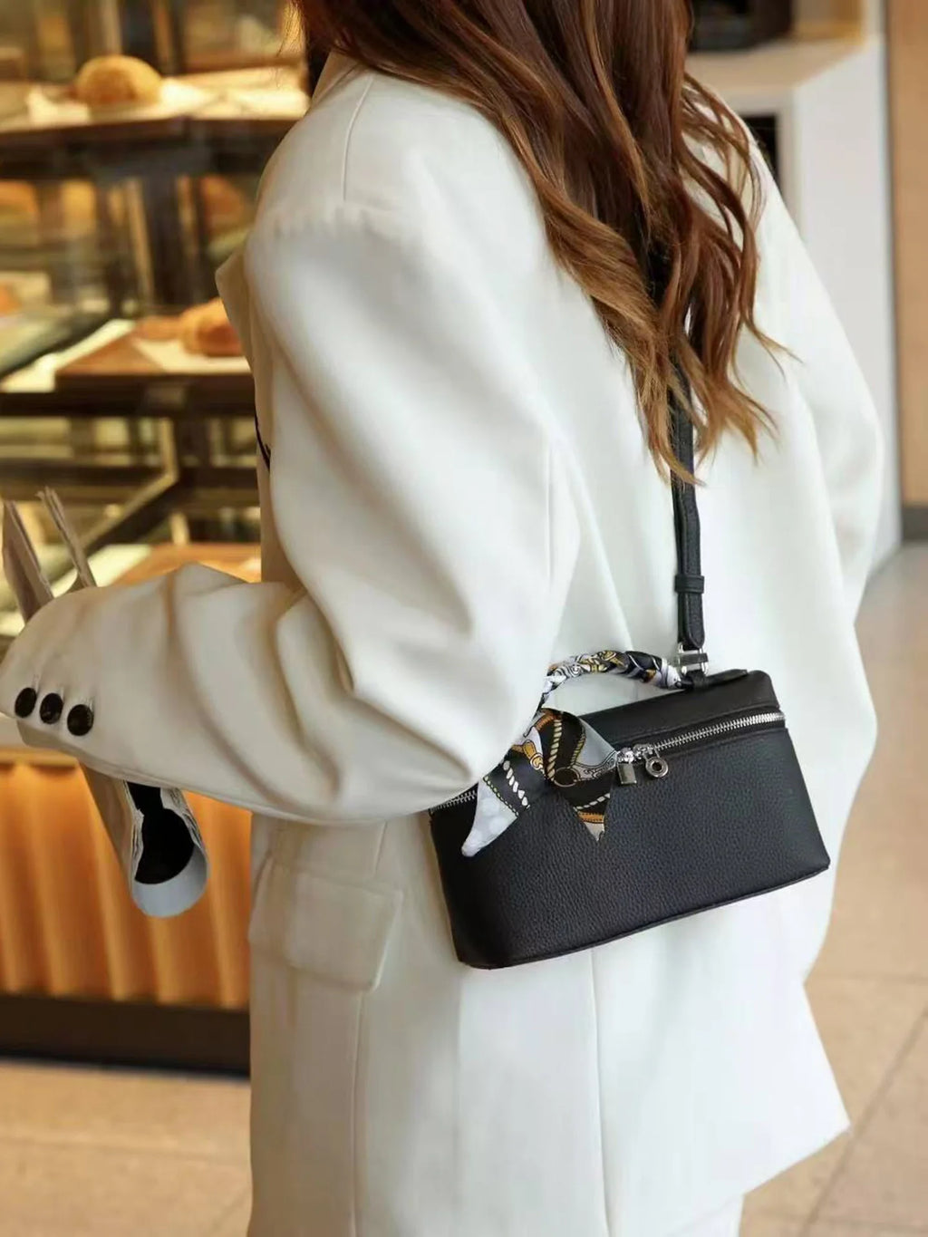 ew genuine leather LP19 mobile phone handbag for women. Exclusive to women, with a luxurious design and compact and exquisite ap